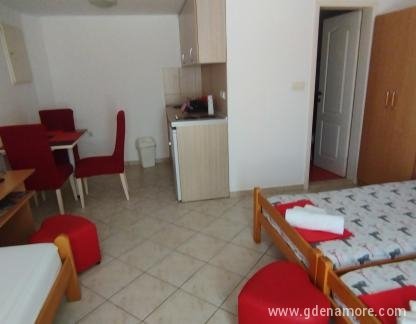Apartmani Nađa, Apartman 2, privatni smeštaj u mestu Tivat, Crna Gora - Trokrevetni studio apartman 